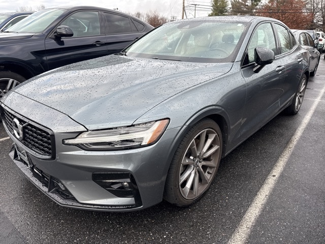 2021 Volvo S60 Momentum's photo