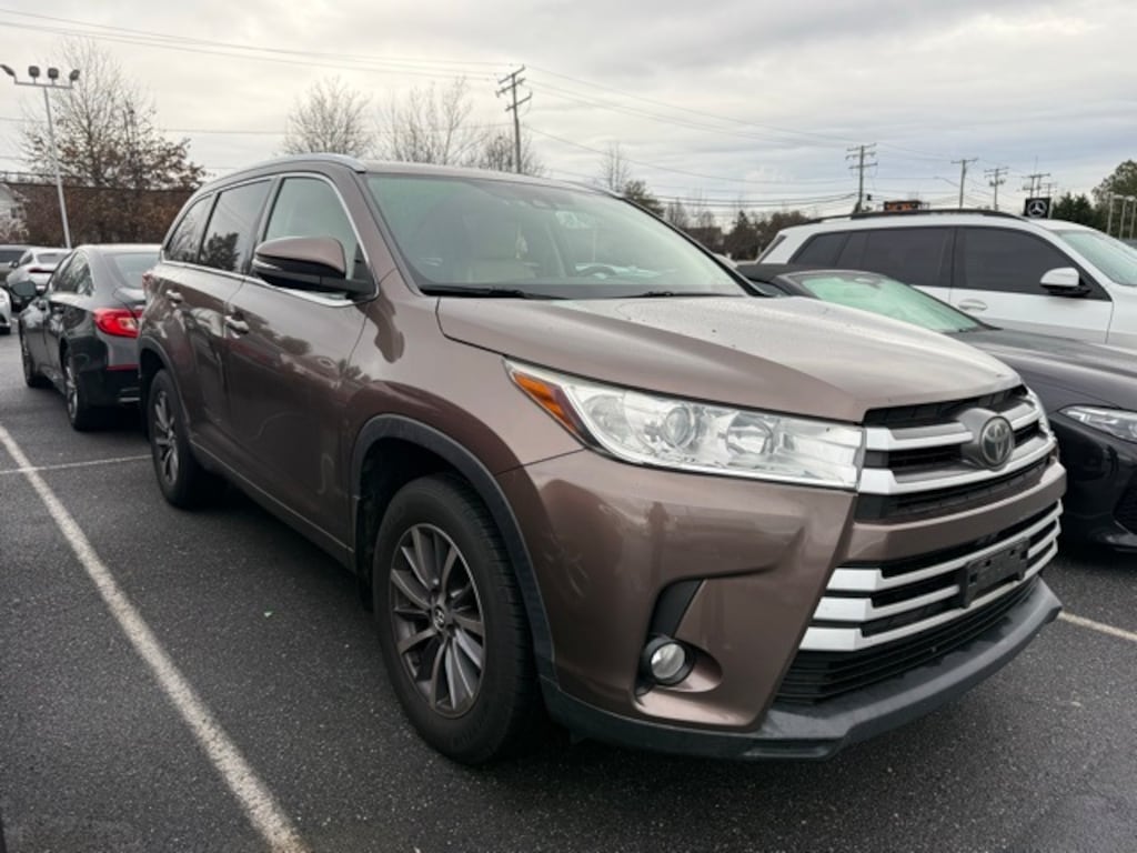 Used 2017 Toyota Highlander SE SUV