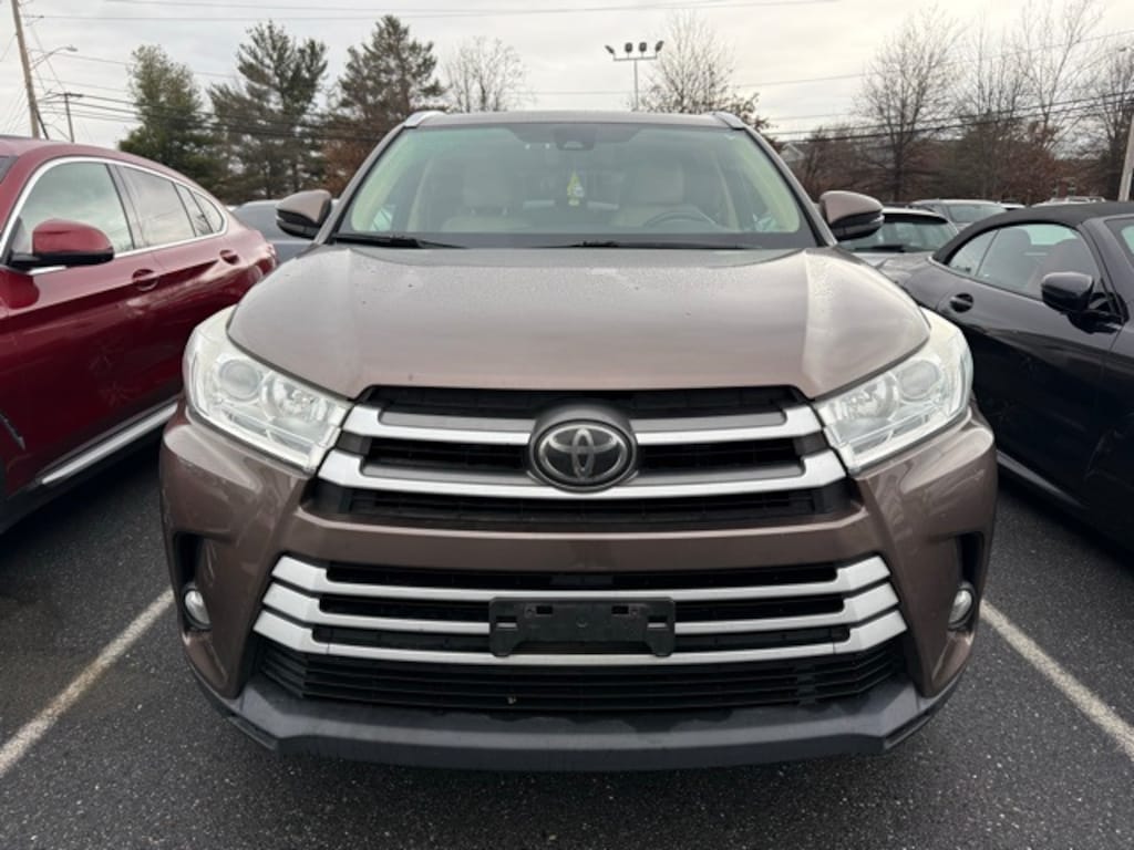 Used 2017 Toyota Highlander SE SUV