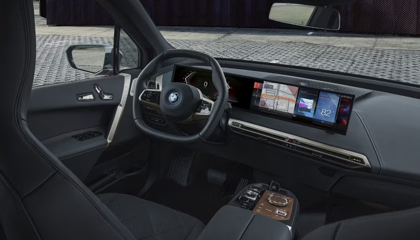 2024 BMW iX M60 interior tech (1).jpg