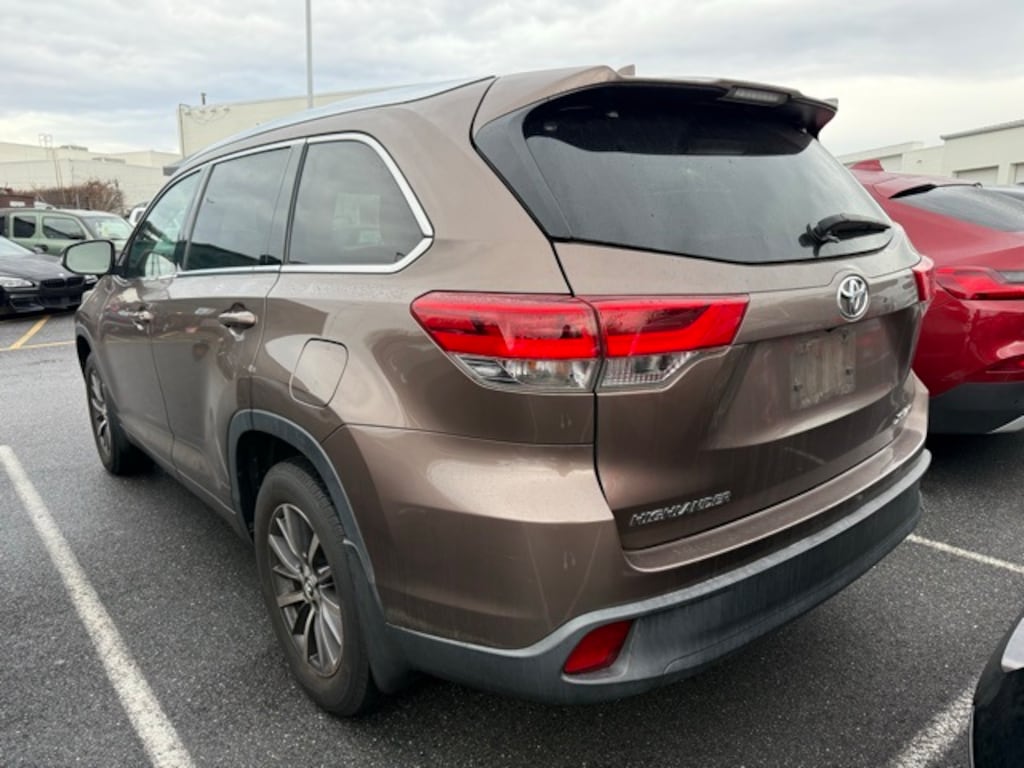 Used 2017 Toyota Highlander SE SUV