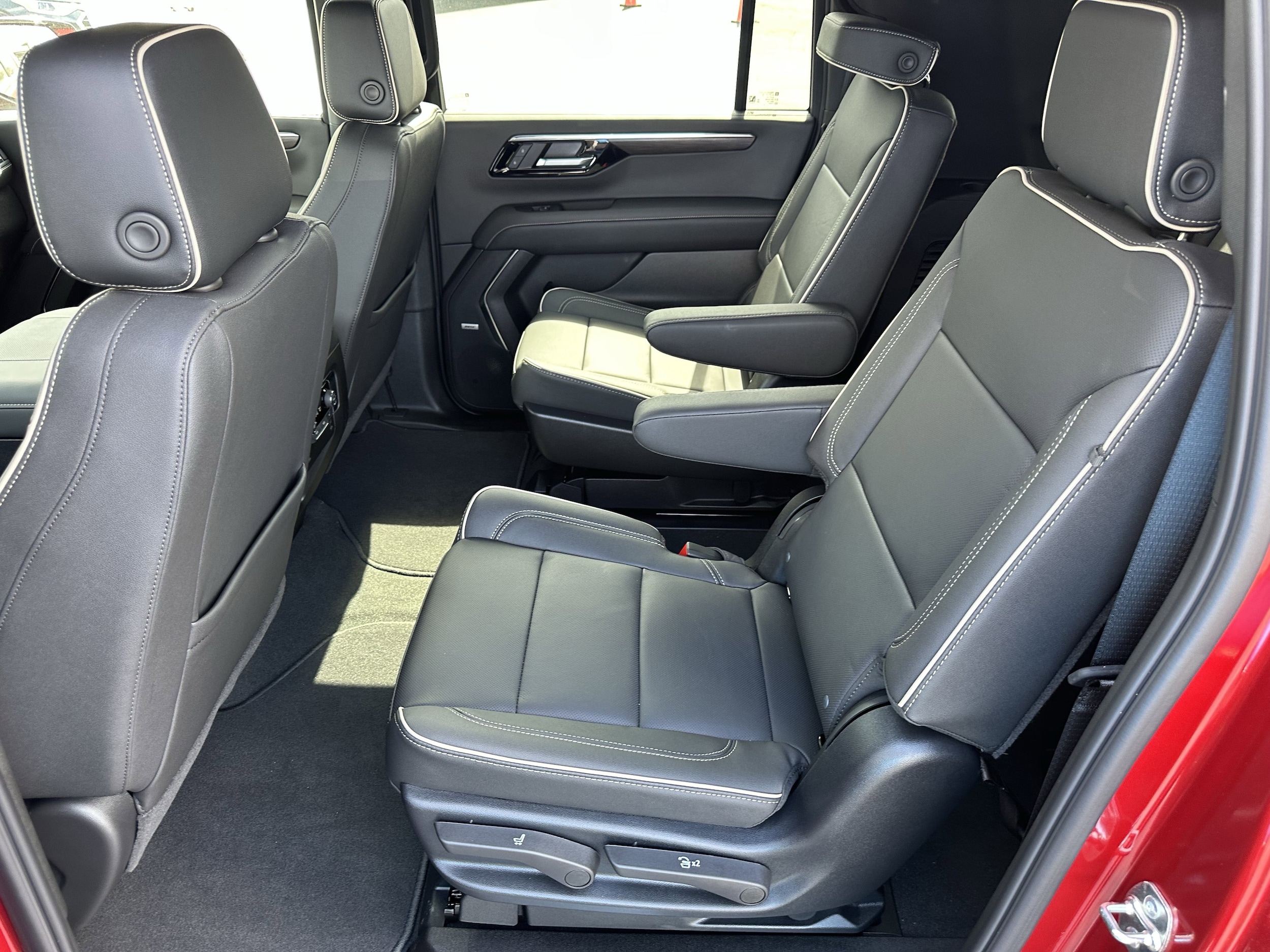 2025 Chevrolet Suburban Premier - Photo 18