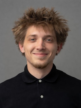 Staff member Davin from ID_d6da43