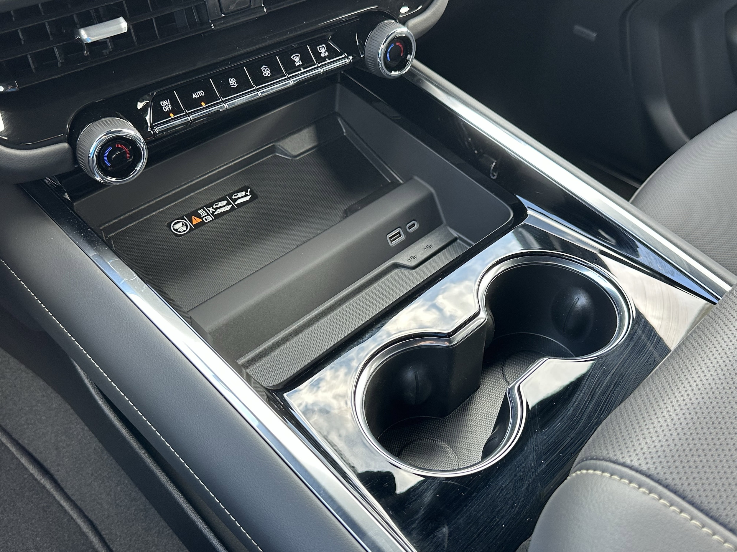 2025 Chevrolet Suburban Premier - Photo 26