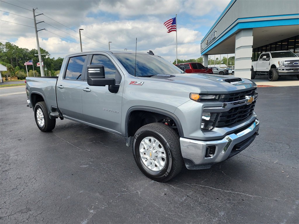 2025 Chevrolet Silverado 3500HD LT photo 2