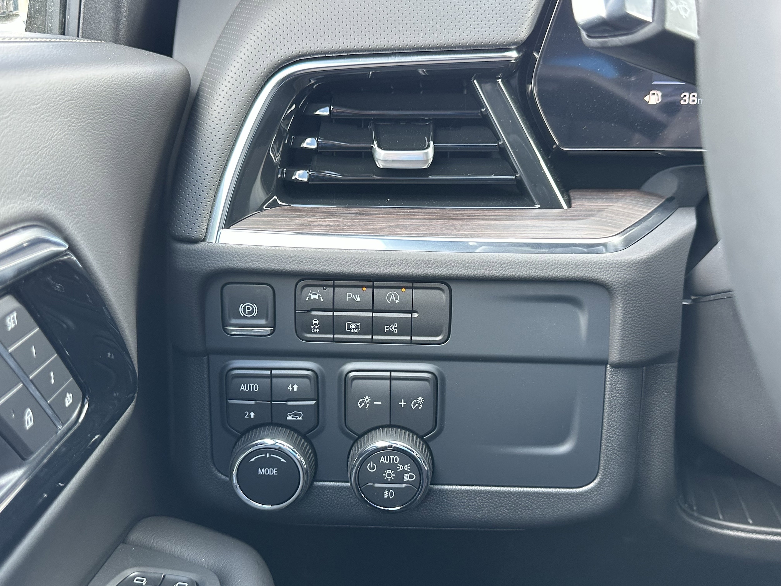 2025 Chevrolet Suburban Premier - Photo 30