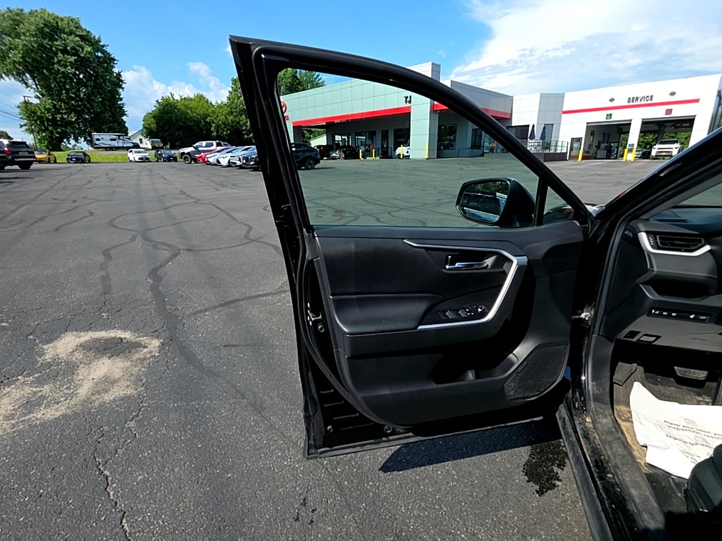 2020 Toyota RAV4 XLE - Photo 12