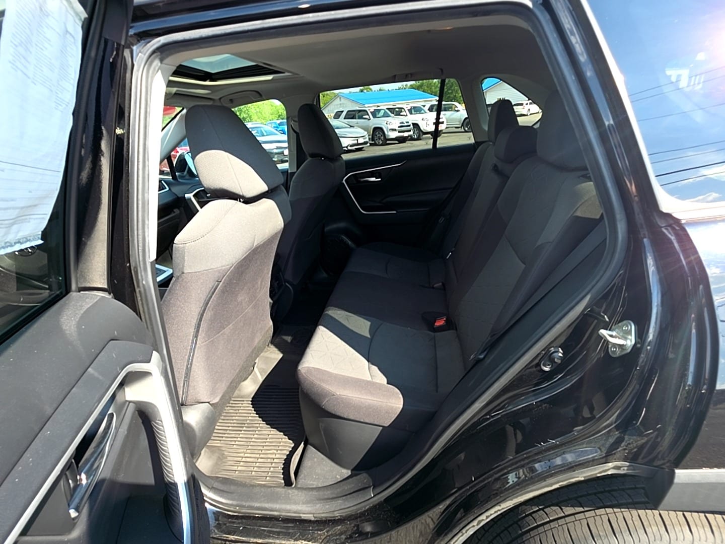 2020 Toyota RAV4 XLE - Photo 11