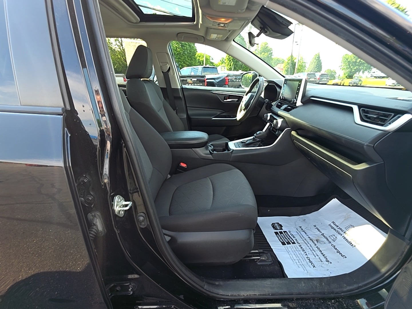 2020 Toyota RAV4 XLE - Photo 17