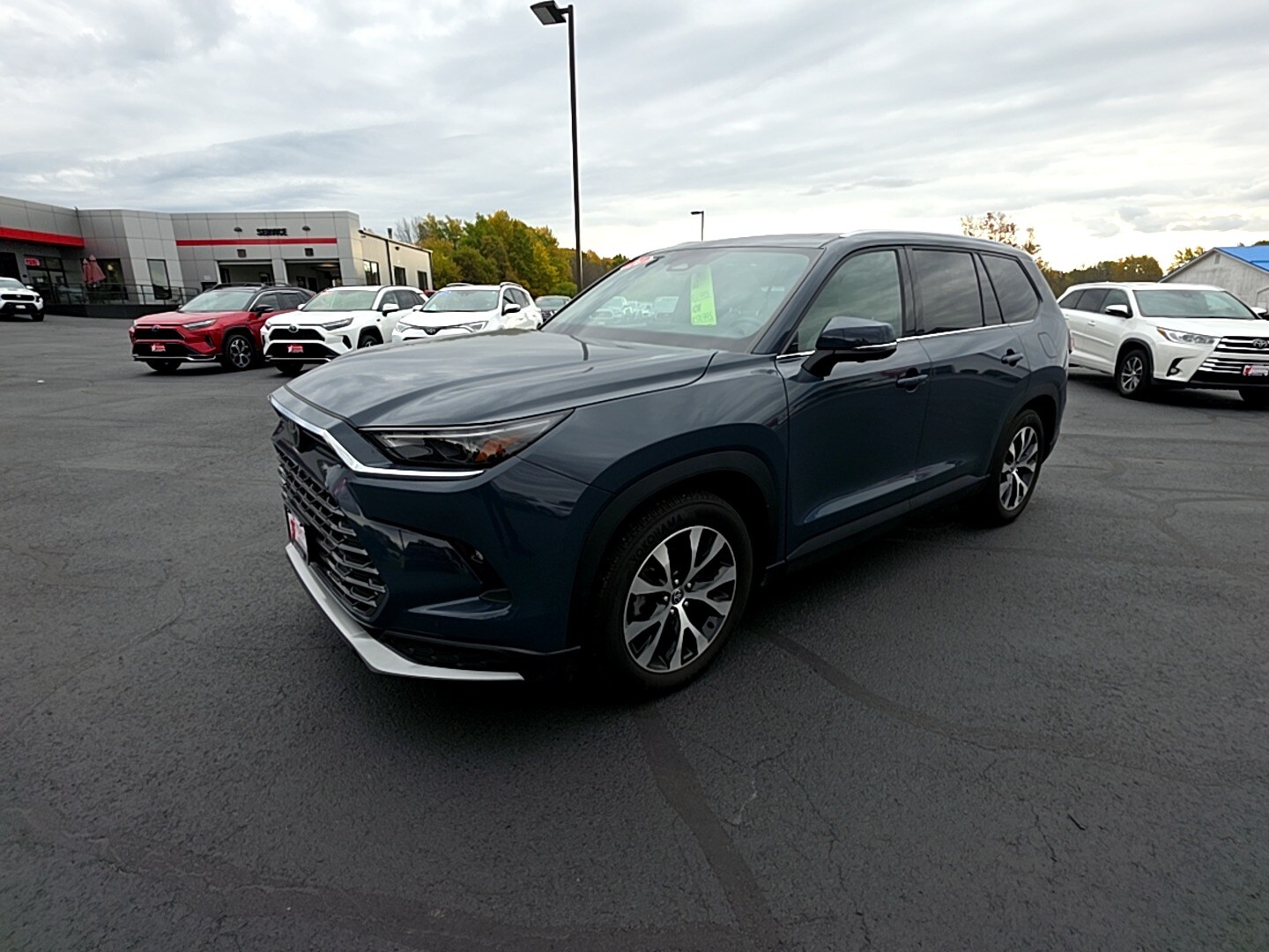 2024 Toyota Highlander Hybrid photo 3