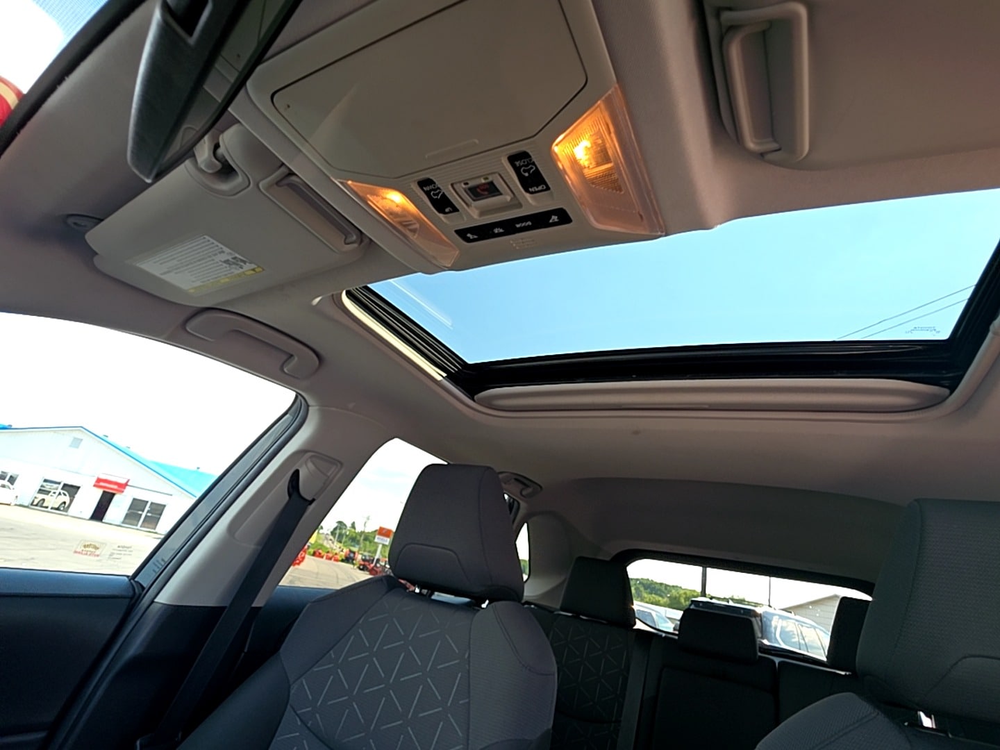 2020 Toyota RAV4 XLE - Photo 22