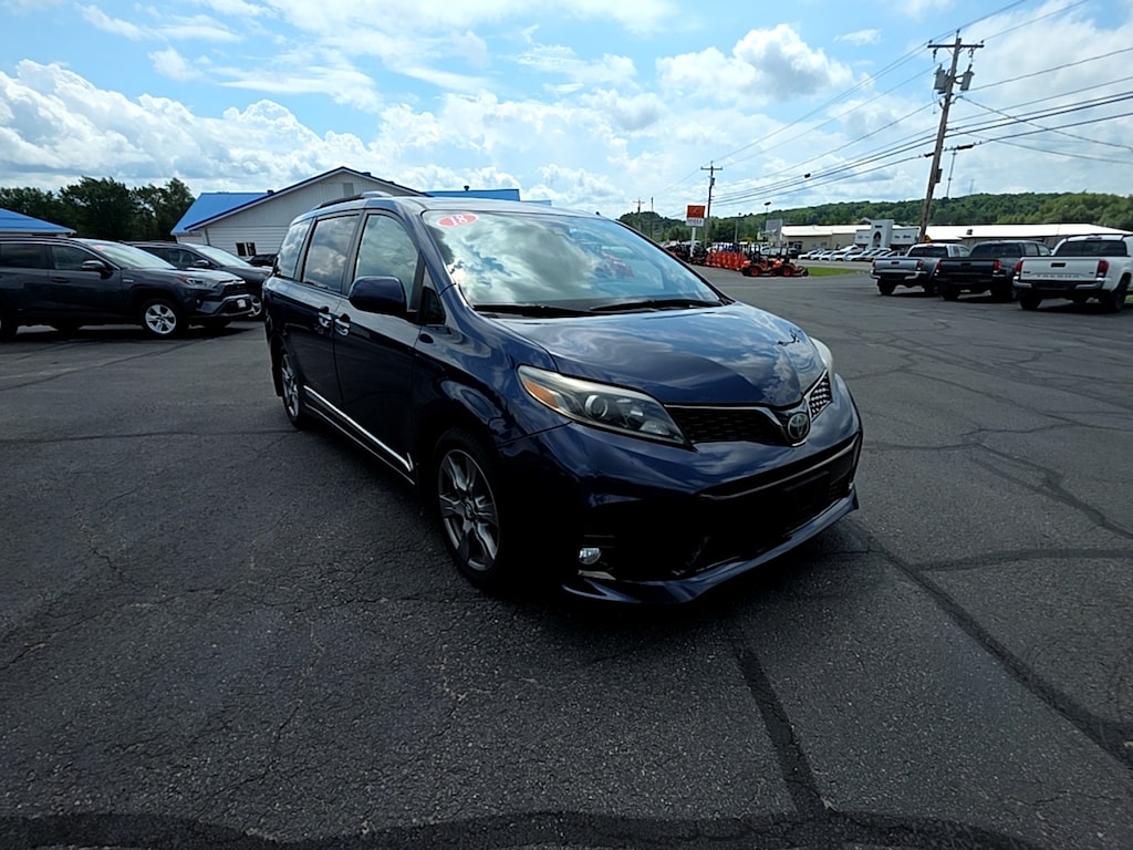 Used 2018 Toyota Sienna SE 8 Passenger Van Passenger Van