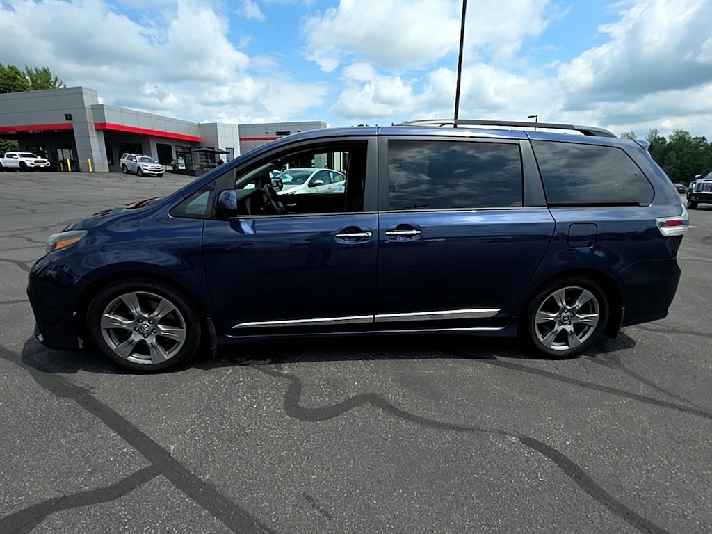 Used 2018 Toyota Sienna SE 8 Passenger Van Passenger Van