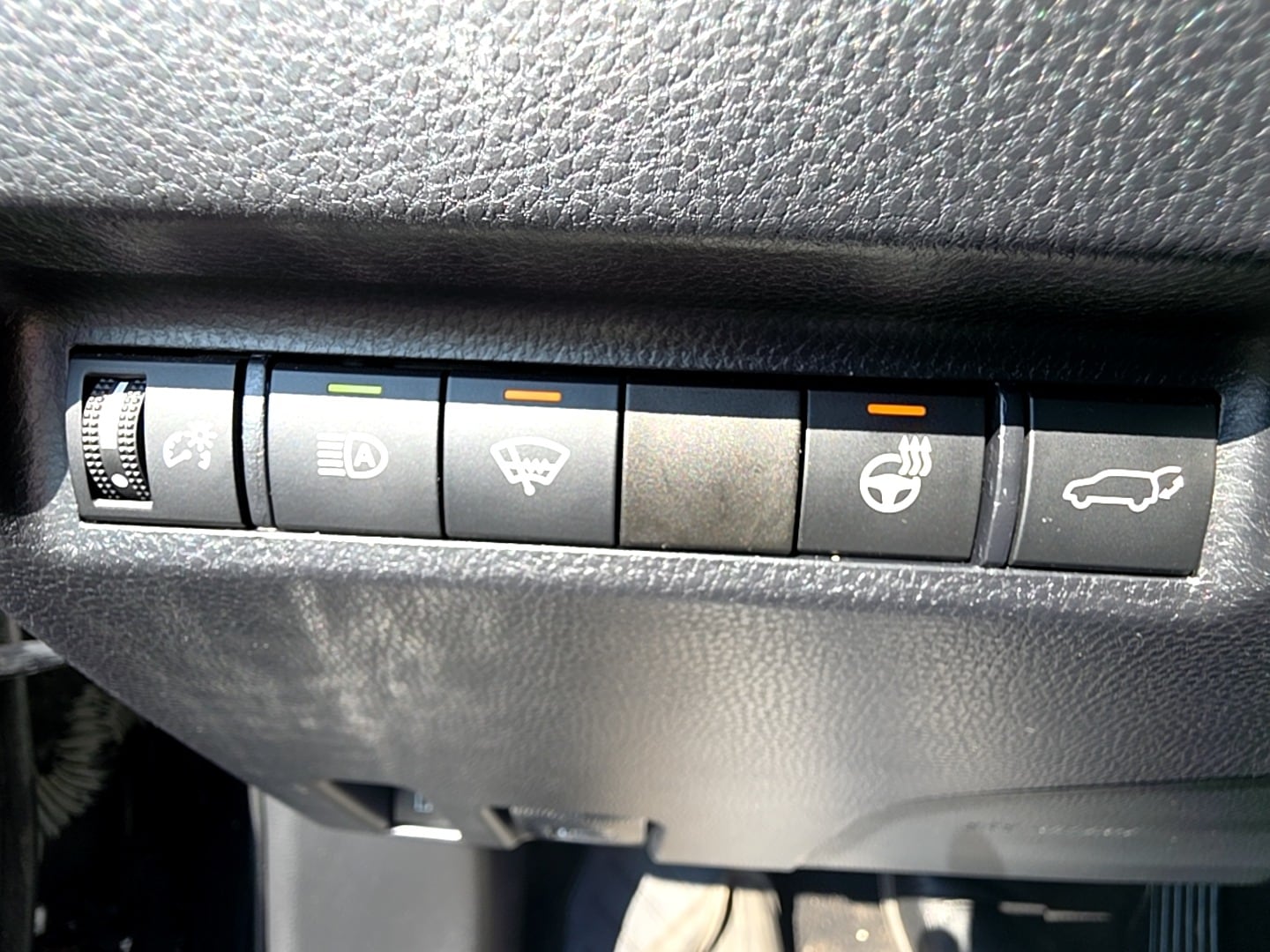 2020 Toyota RAV4 XLE - Photo 16