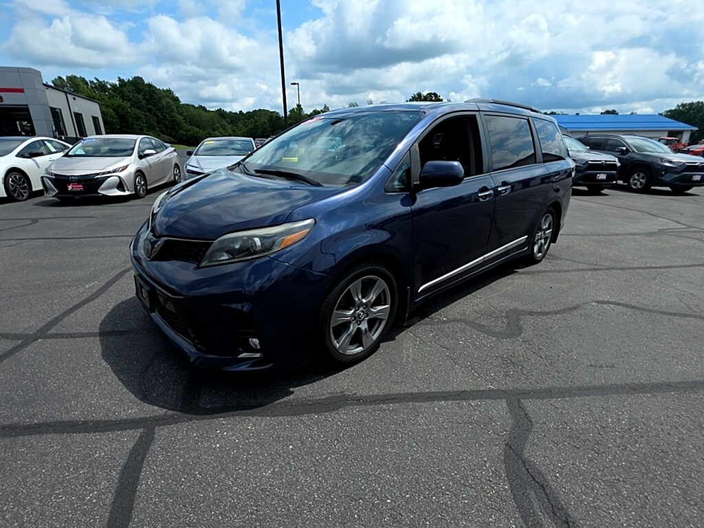 Used 2018 Toyota Sienna SE 8 Passenger Van Passenger Van