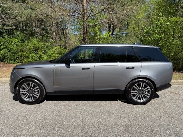 2025 Land Rover Range Rover SE photo 2