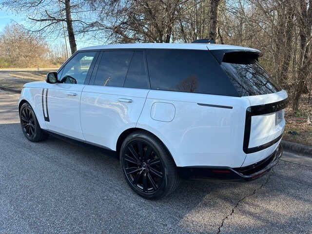 2025 Land Rover Range Rover SE photo 3