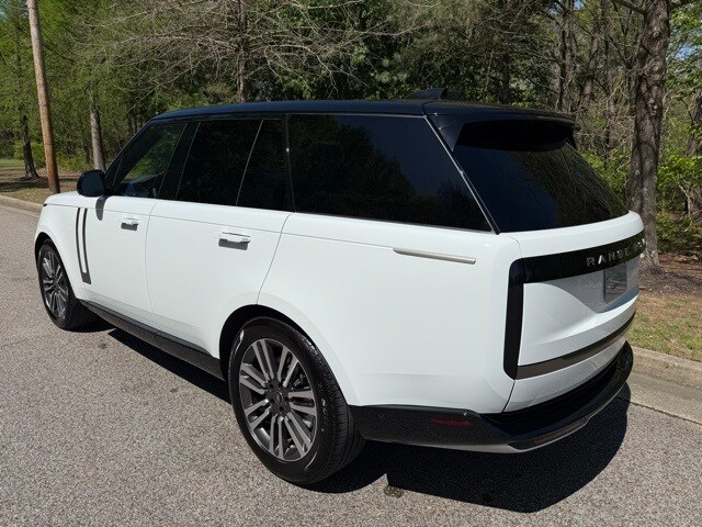 2025 Land Rover Range Rover SE photo 3
