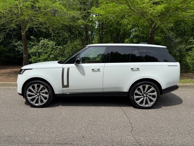 2025 Land Rover Range Rover SE photo 2