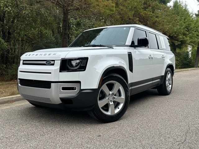 2025 Land Rover Defender S's photo