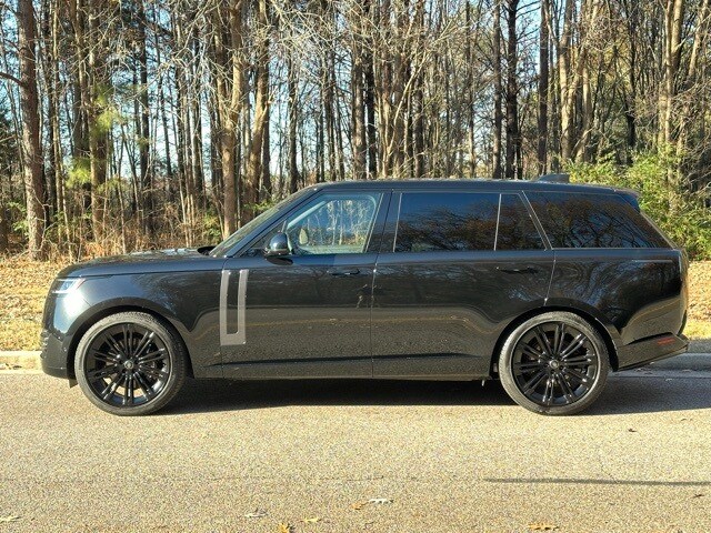 2025 Land Rover Range Rover SE photo 2