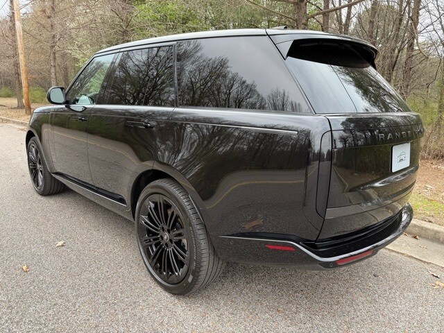 2025 Land Rover Range Rover SE photo 3