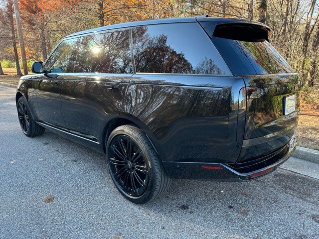 2025 Land Rover Range Rover SE photo 3