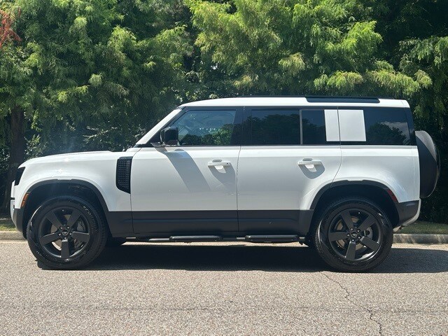 2025 Land Rover Defender 110 S photo 2