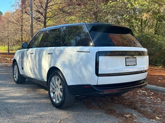 2025 Land Rover Range Rover SE photo 3