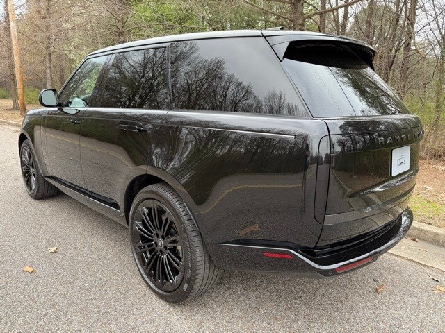 2025 Land Rover Range Rover SE photo 4