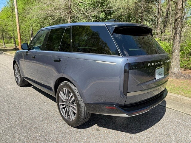 2025 Land Rover Range Rover SE photo 3