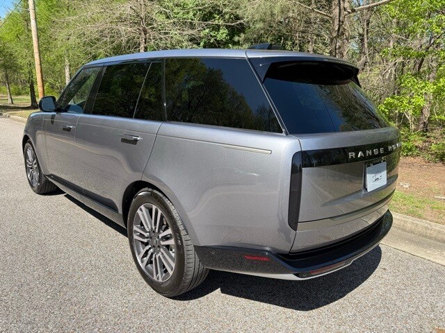 2025 Land Rover Range Rover SE photo 3