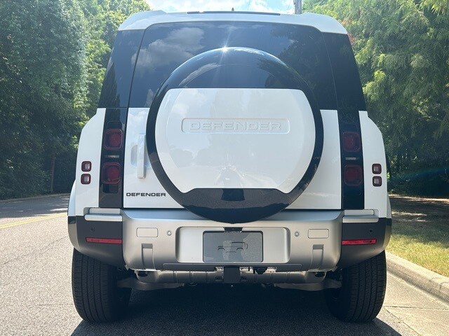 2025 Land Rover Defender 110 S photo 4