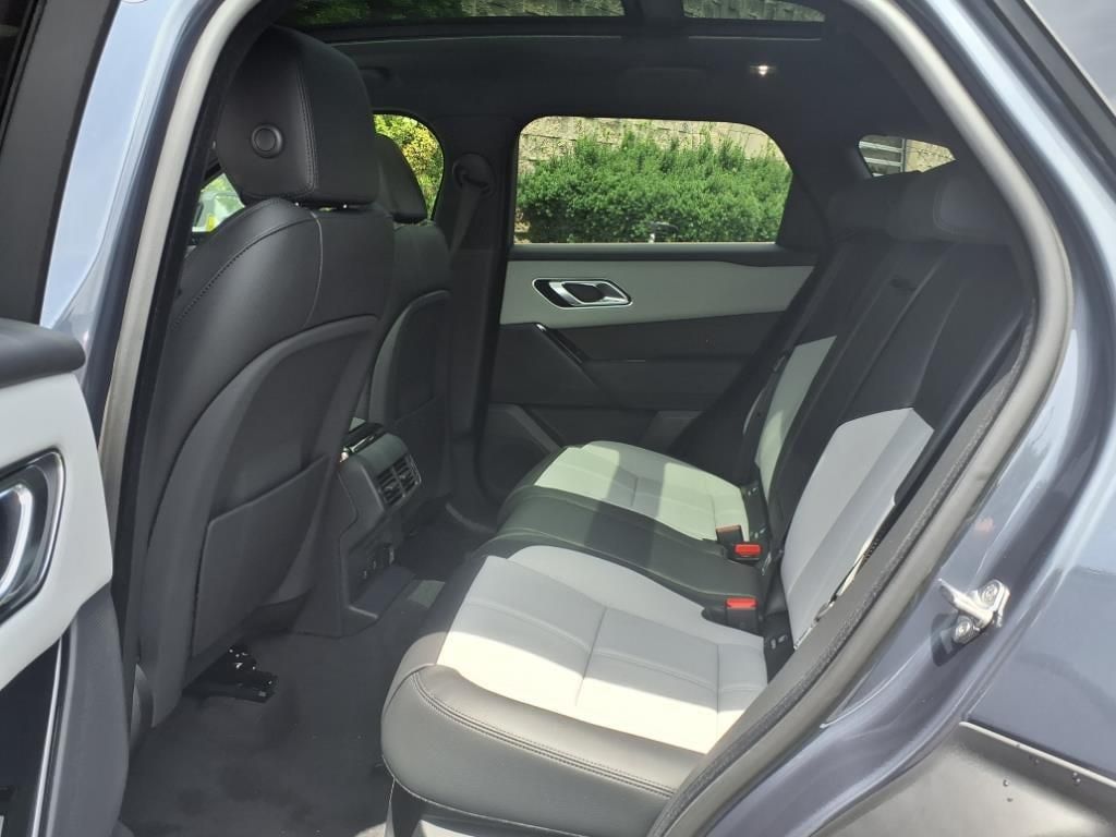 2026 Land Rover Range Rover Velar SE photo 4