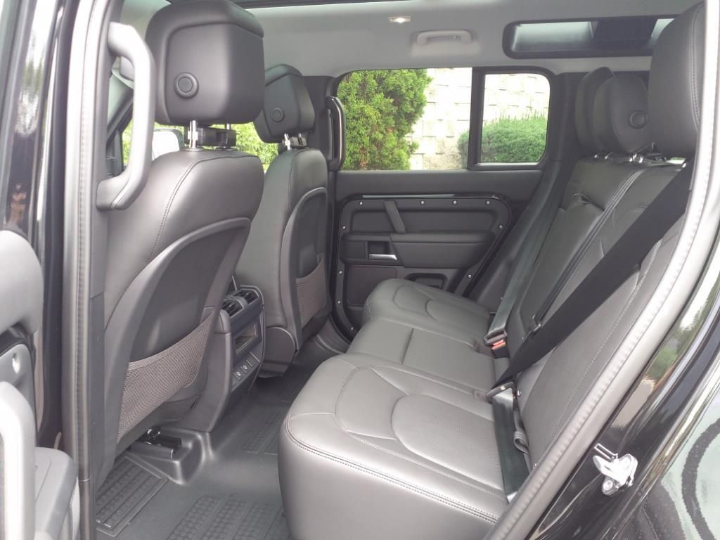 2025 Land Rover Defender 110 X-Dynamic SE photo 4