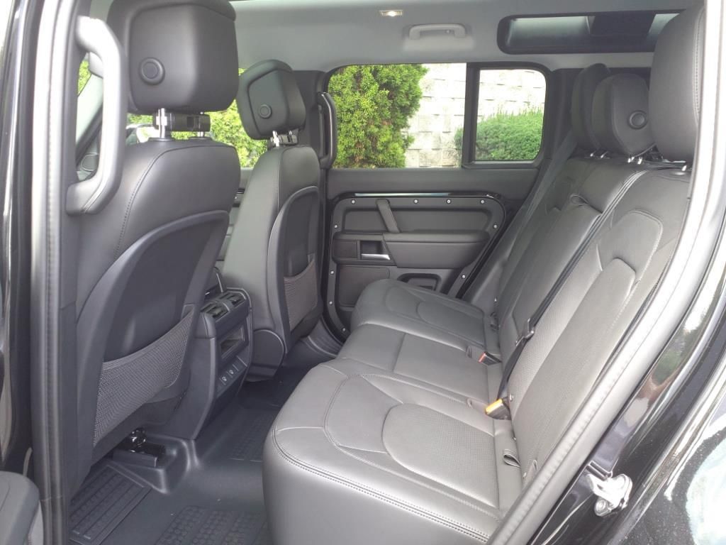 2025 Land Rover Defender 110 X-Dynamic SE photo 4