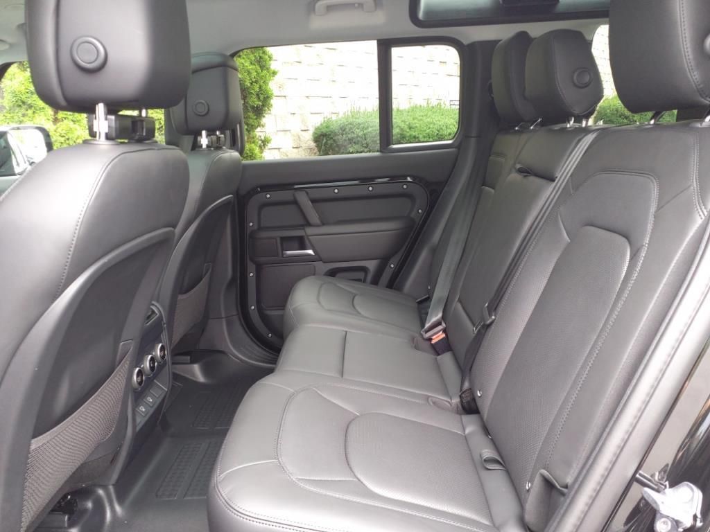 2025 Land Rover Defender 110 X-Dynamic SE photo 4