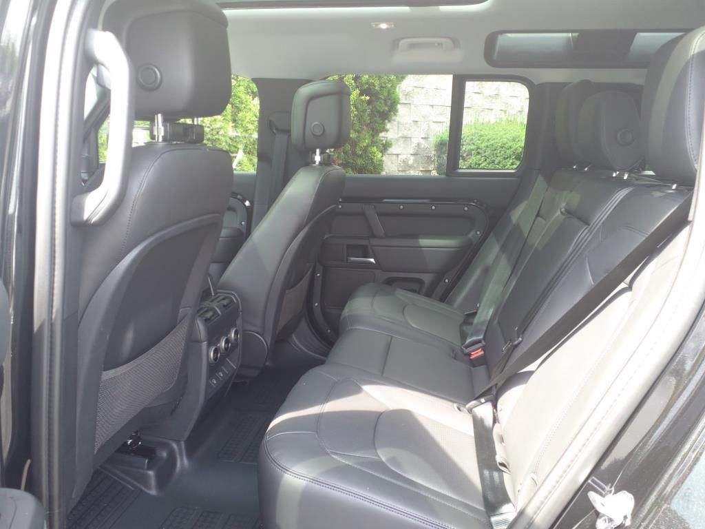 2025 Land Rover Defender 110 X-Dynamic SE photo 4