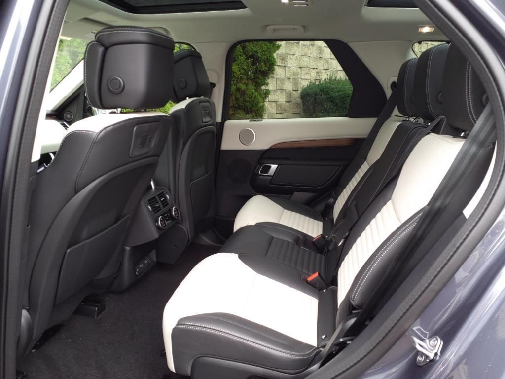 2025 Land Rover Discovery SE photo 4