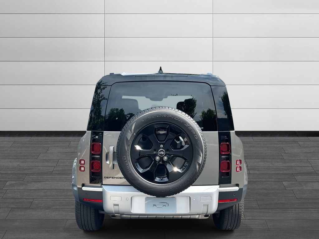 2025 Land Rover Defender 110 S photo 4