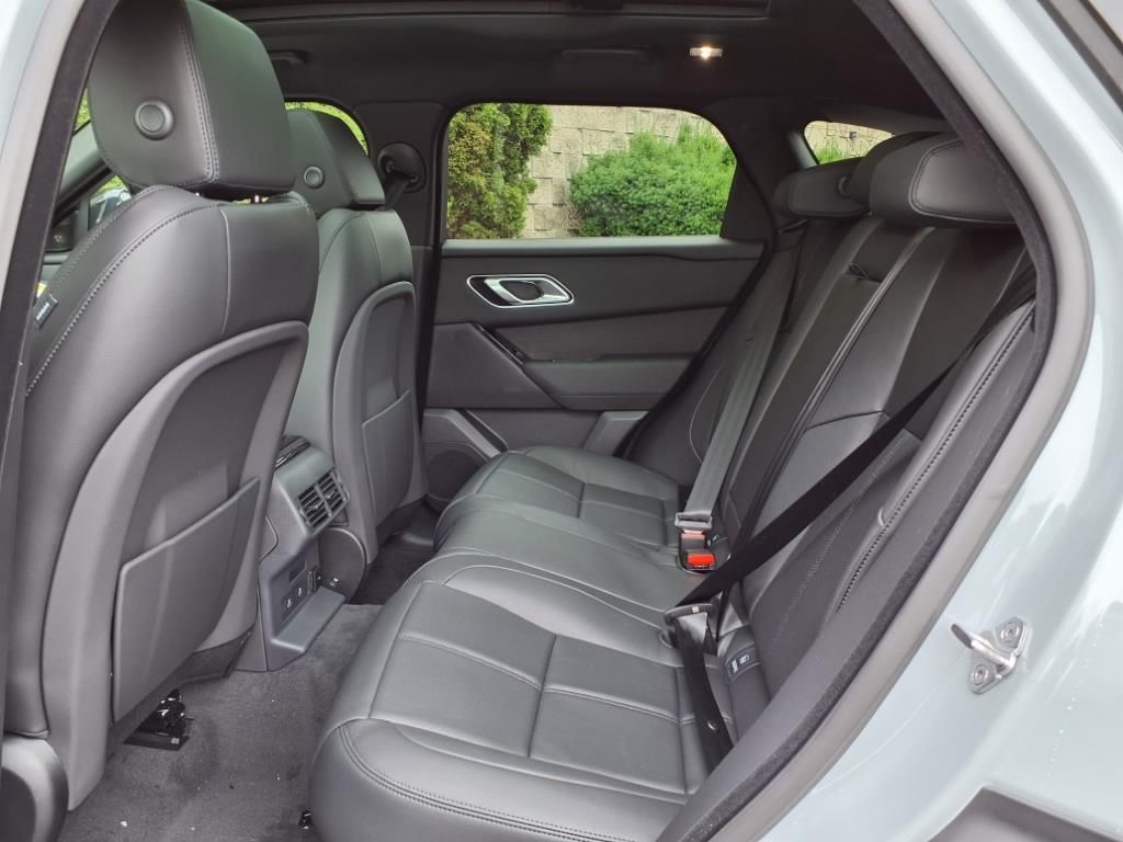 2026 Land Rover Range Rover Velar SE photo 4