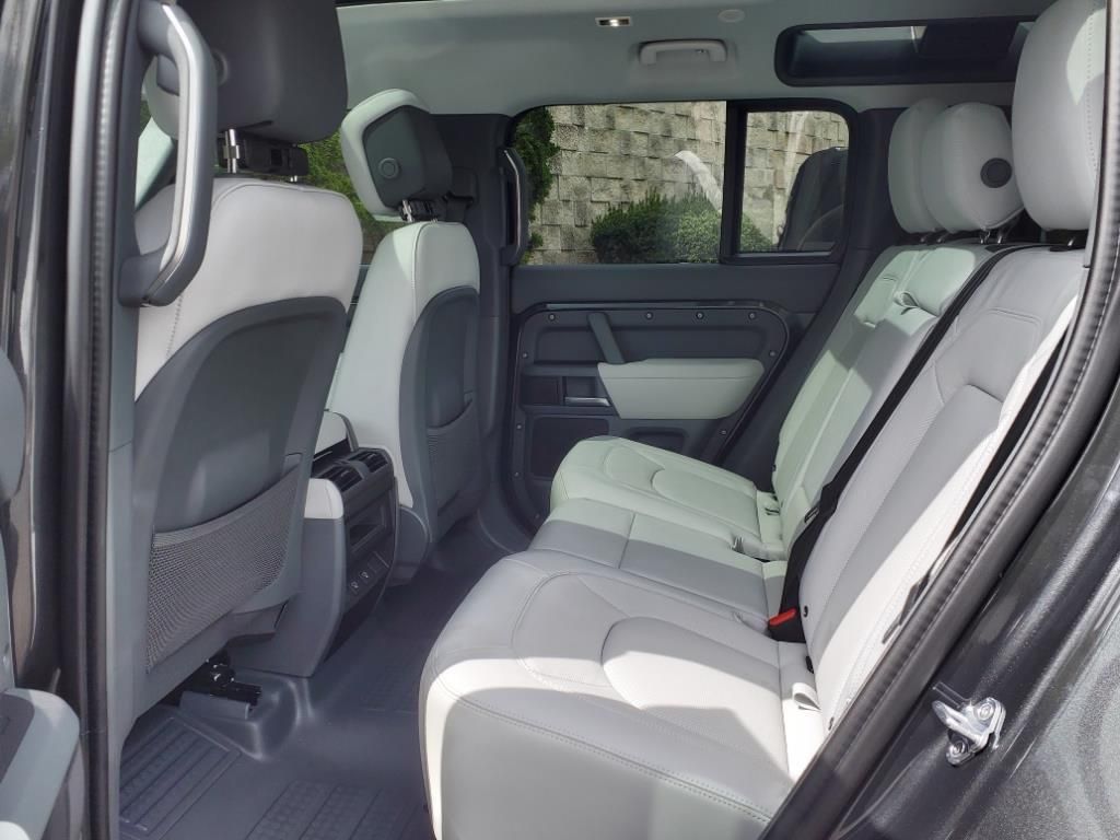 2025 Land Rover Defender 110 S photo 4