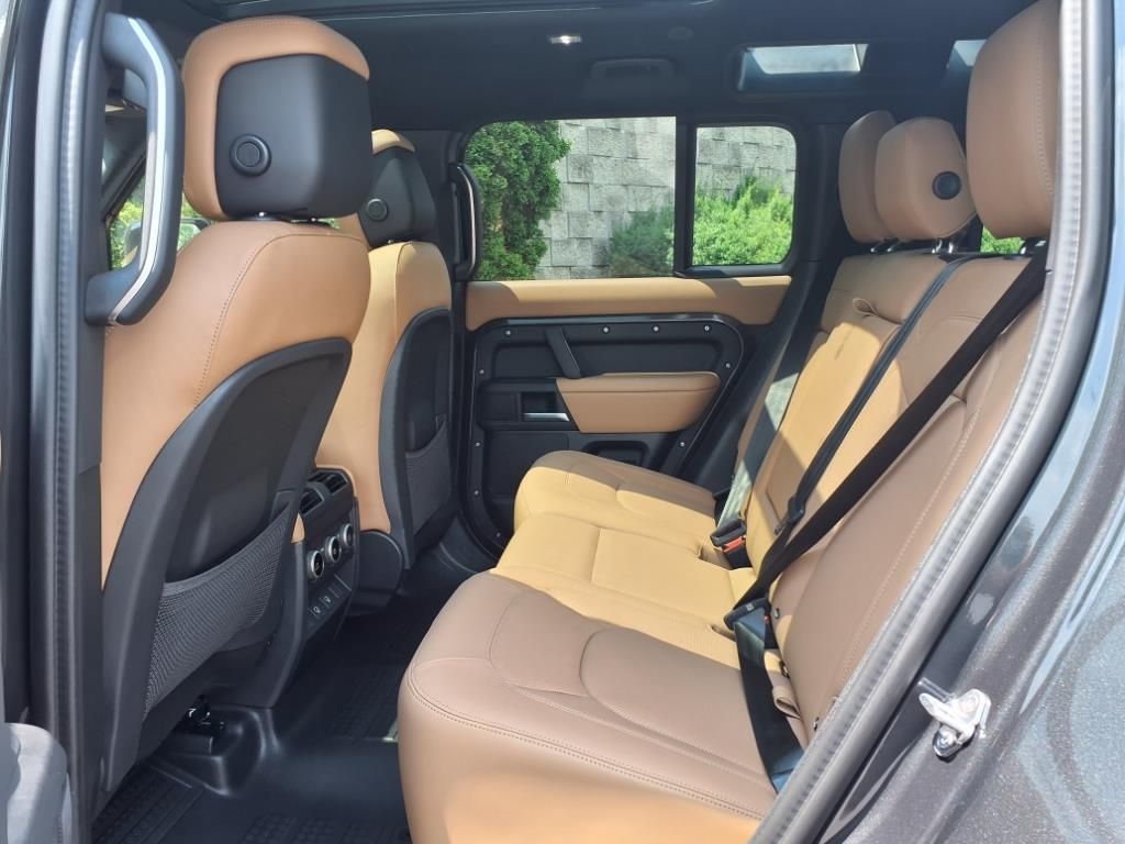 2025 Land Rover Defender 110 S photo 4