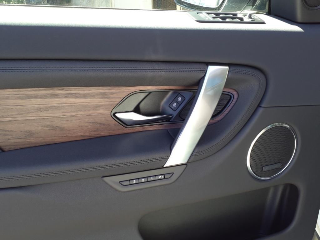 2025 Land Rover Discovery Sport S photo 3