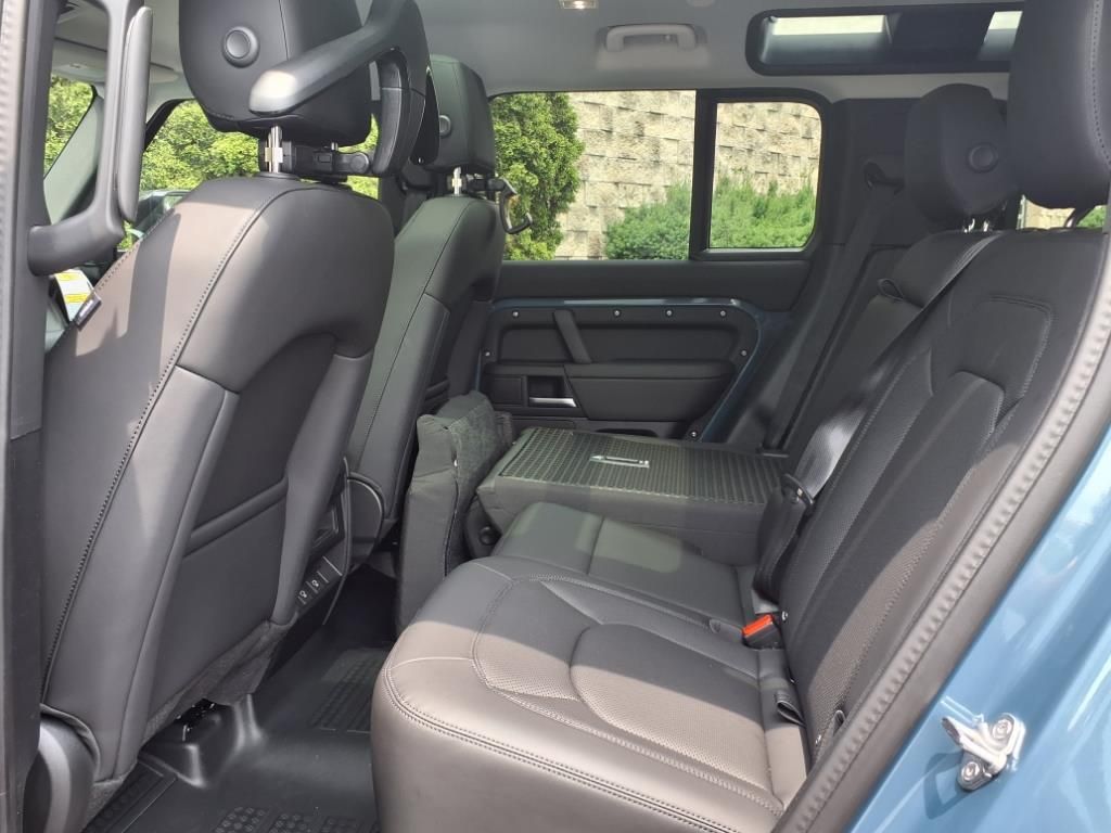 2025 Land Rover Defender 110 S photo 4