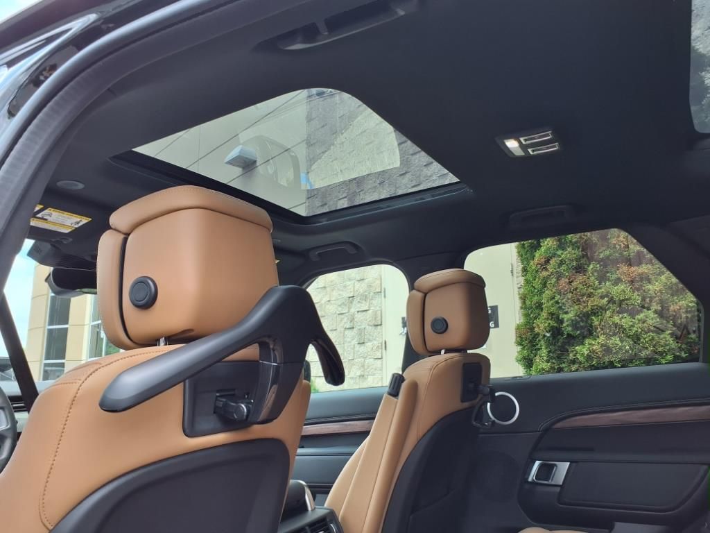 2025 Land Rover Discovery SE photo 3