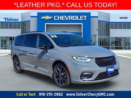 2025 Chrysler Pacifica Limited Van Passenger Van