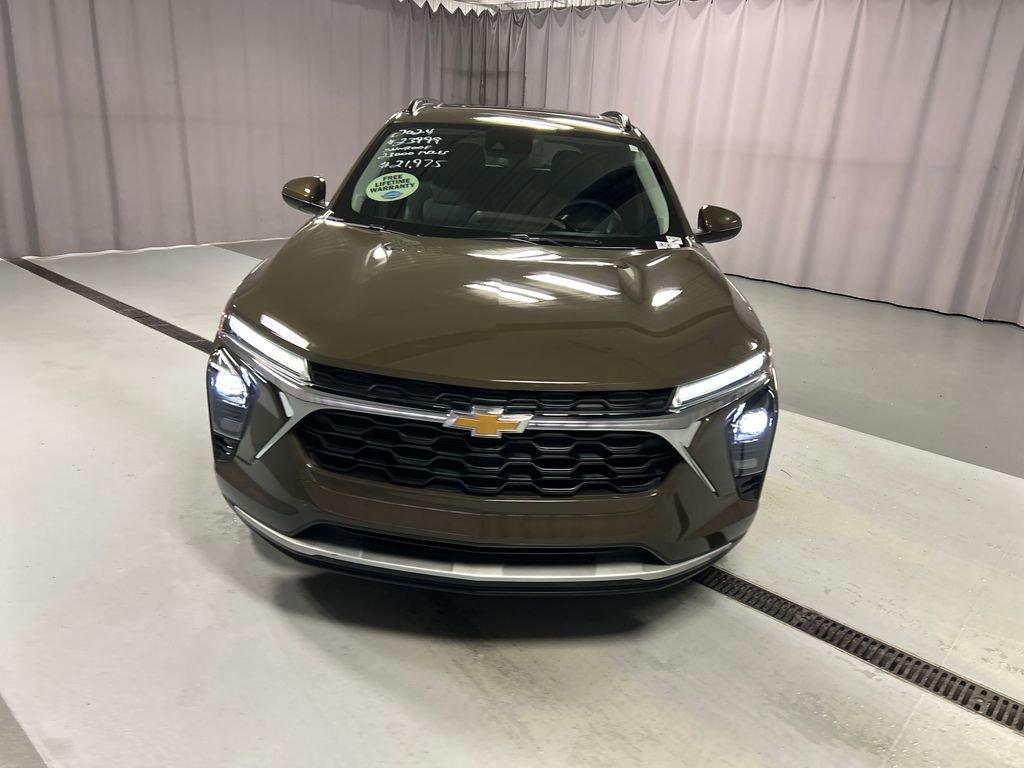 2024 Chevrolet Trax LT photo 2