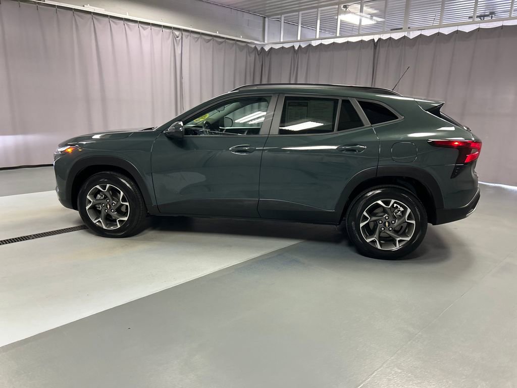 2025 Chevrolet Trax LT photo 4