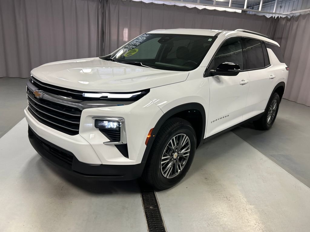 2025 Chevrolet Traverse photo 2
